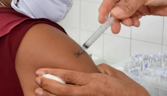 Ei, novinha, já pode se vacinar! Prefeitura de Salvador amplia imunização nas escolas nesta sexta-feira  