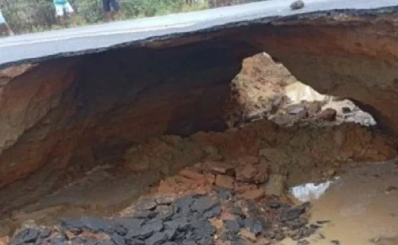 O incidente ocorreu por volta das 12h, no km 290, próximo ao povoado de Tracupá, após o solo ceder e provocar uma grande erosão na pista. | Foto: PRF