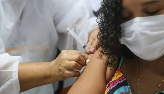 Pacientes transplantados e trabalhadores da educação são vacinados contra Covid nesta terça, em Salvador