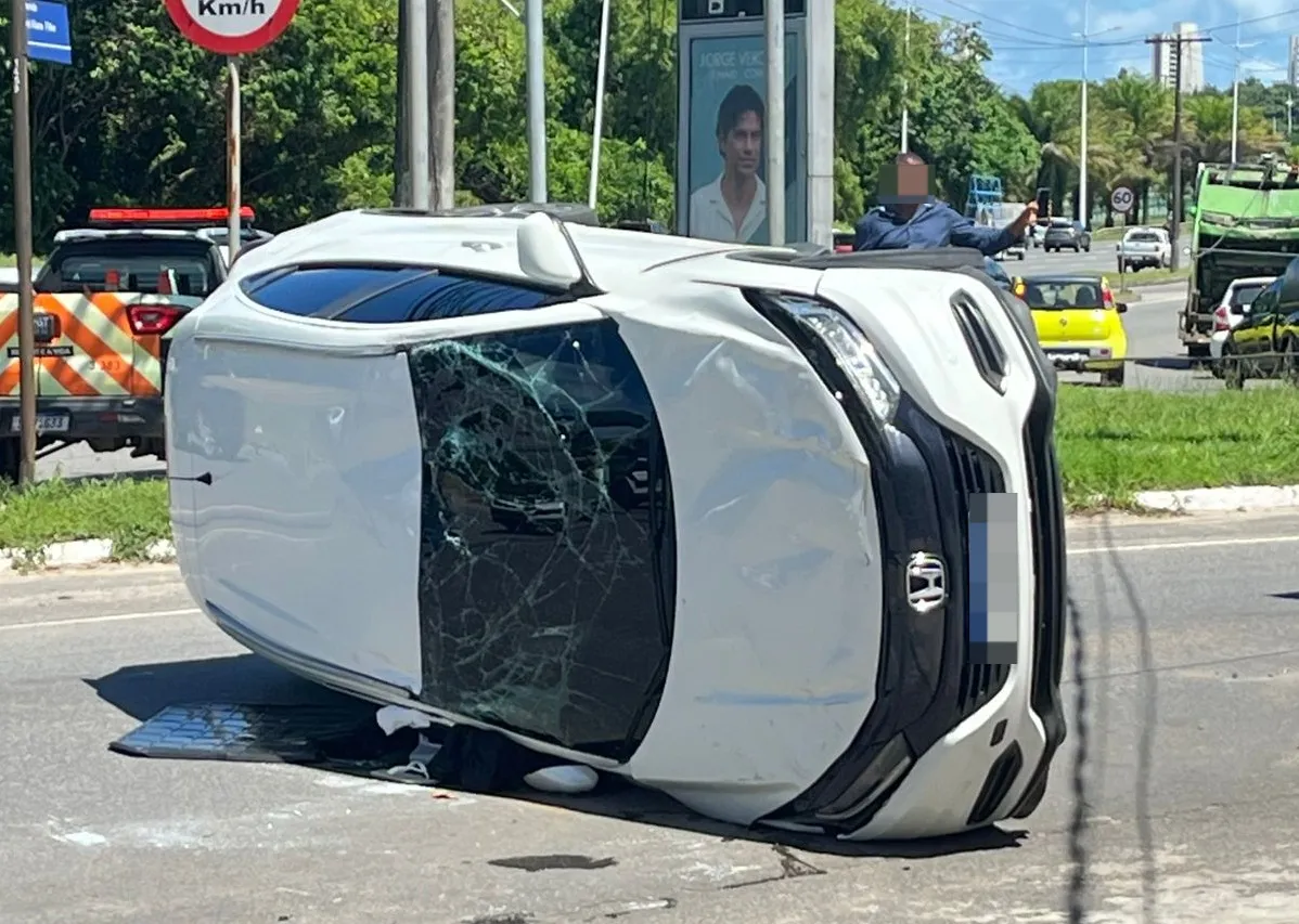 Suspeitos em carro roubado fogem da polícia, causam acidente e são presos em Salvador