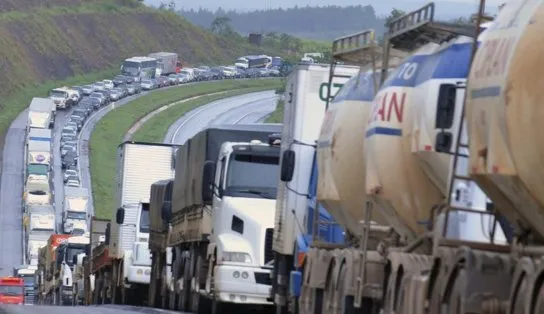 Após alta do diesel, líder dos caminhoneiros cobra Bolsonaro e fala em greve: "é o mais provável"