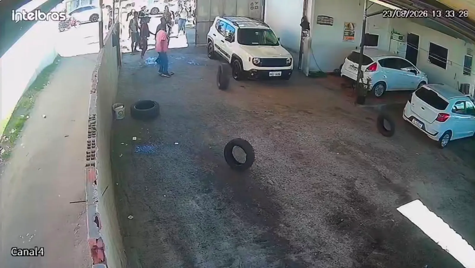 VÍDEO: Torcedores invadem oficina e danificam veículos durante Ba-Vi em Salvador