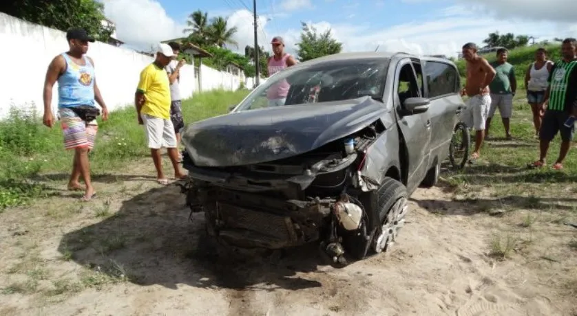 Jovem de 19 anos morre ao capotar carro e cair em ribanceira em Feira de Santana