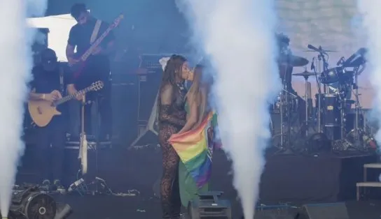 No Salvador Fest, Ludmilla troca beijos com a esposa e anuncia que terá trio elétrico no Carnaval de Salvador em 2023