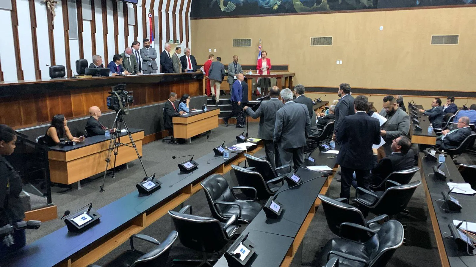 Após obstruções da Oposição, AL-BA aprova primeiro projeto nesta terça