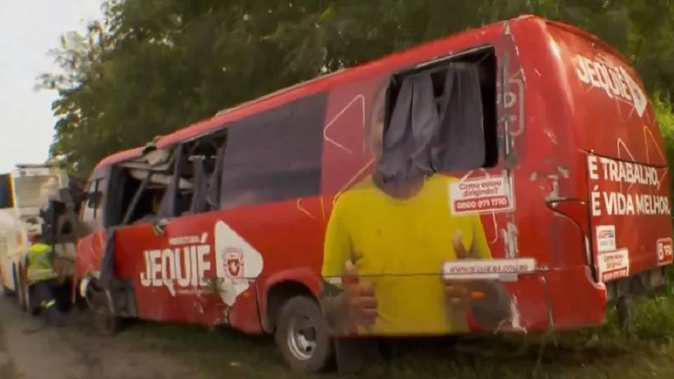 Cinco pessoas ficam feridas em acidente com micro-ônibus próximo a Candeias