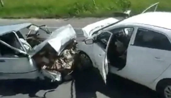Batida entre dois carros com risco de explosão deixa feridos no Sul da Bahia