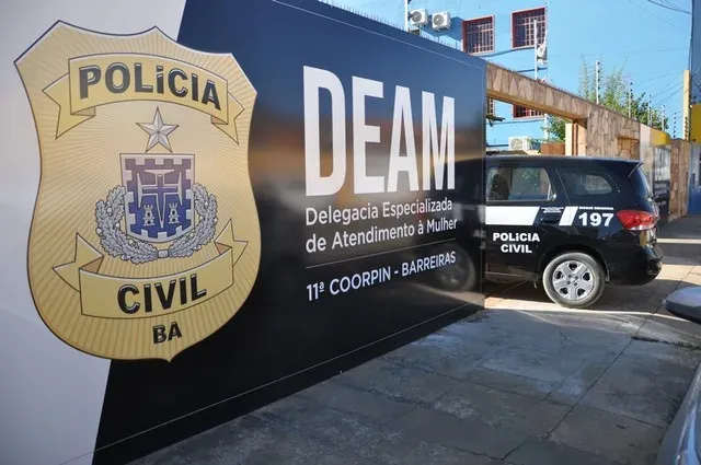 Homem descumpre medida protetiva, persegue mulher e invade Deam na Bahia