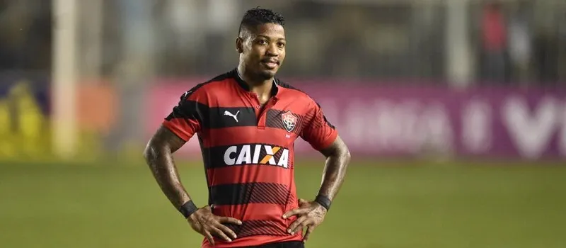 Ex-jogador do Vitória mostra “estilo” em Dubai e divide opiniões dos internautas; Veja