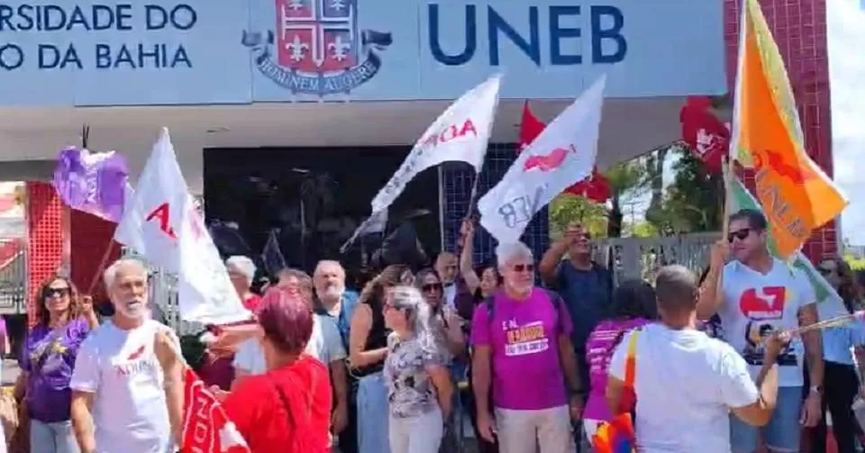 Professores da Uneb realizam protesto nesta segunda-feira (30), em Salvador
