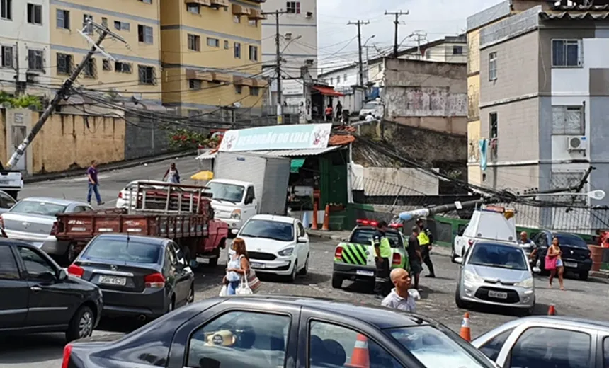  Carreta derruba poste em Colinas de Pituaçu; moradores estão sem energia