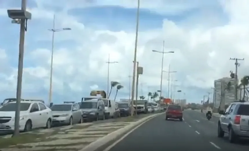 VÍDEO: Operação “Tapa Buraco” causa engarrafamento na orla de Piatã