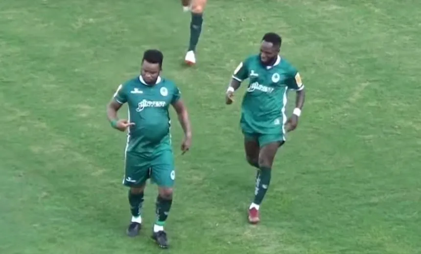 Ex-Bahia, meia Carlos Alberto exibe barriga bem saliente após marcar gol; veja vídeo