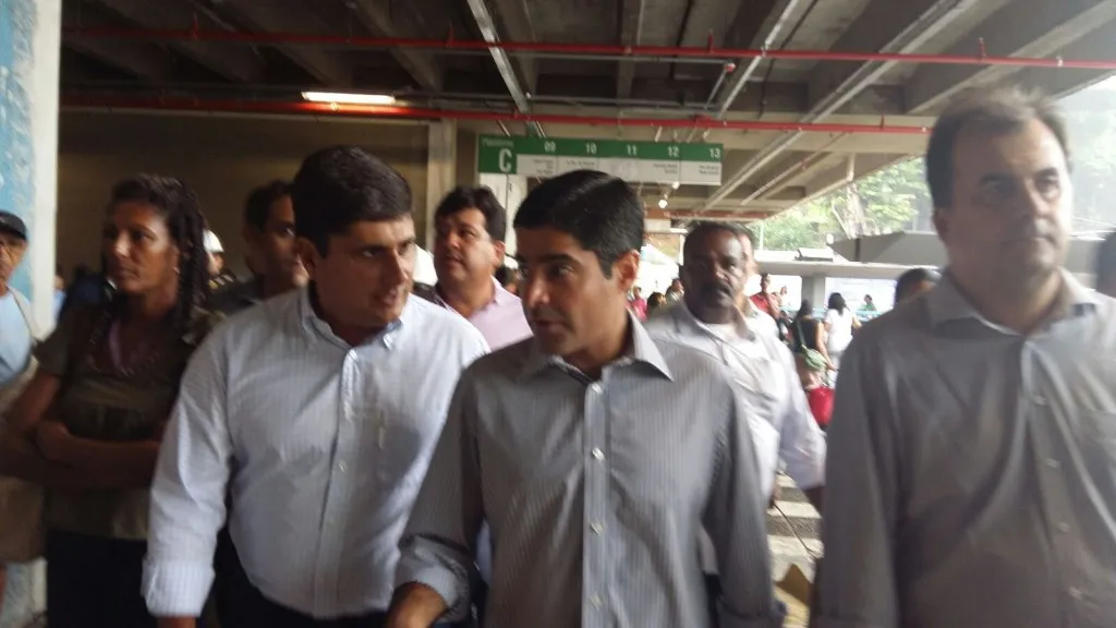 A PÉ: Escada rolante para com prefeito durante vistoria na Lapa; ACM Neto justifica: “foi o sensor de segurança”