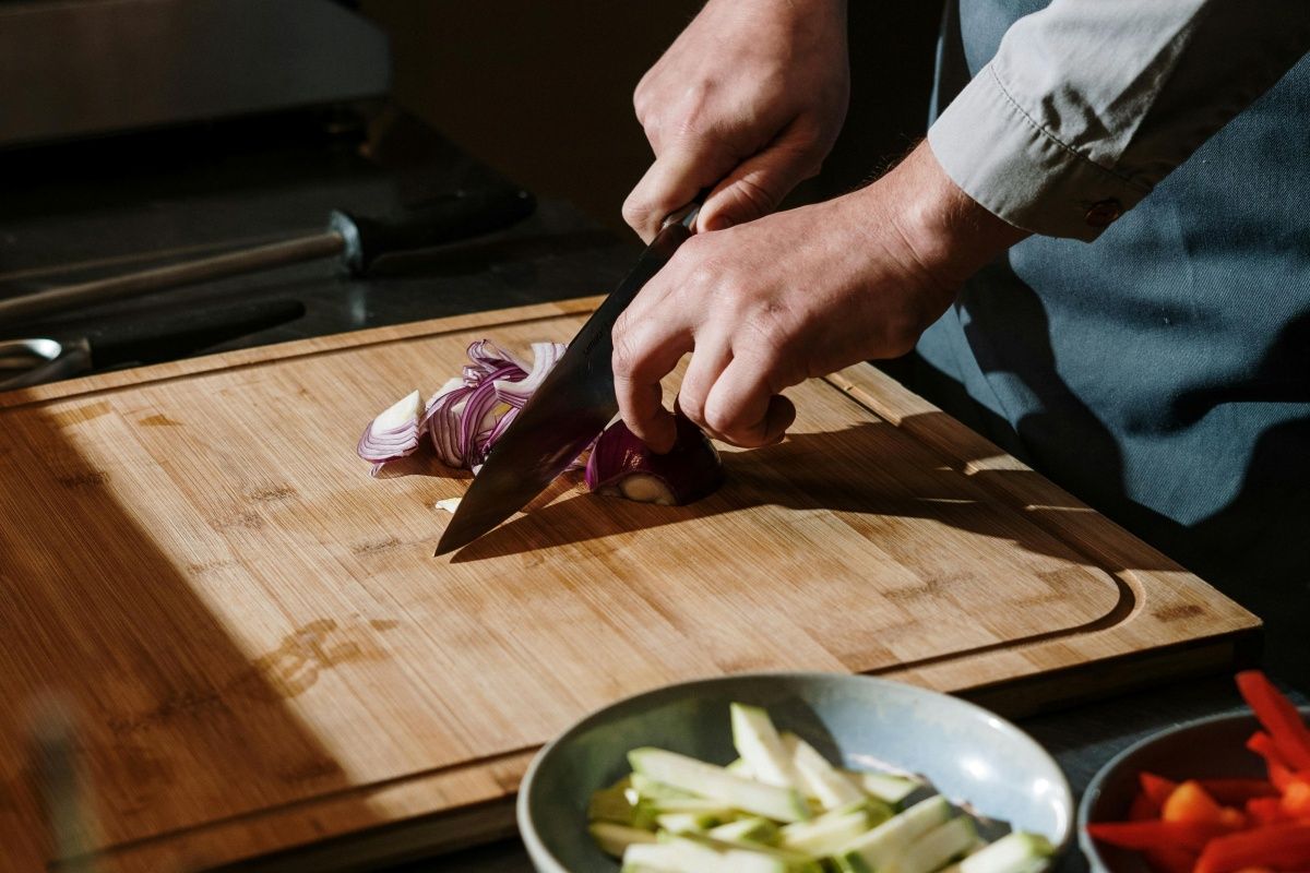 Dentre as vagas de emprego desta quarta estão cozinheiro, pintor, técnico de refrigeração, telemarketing e vigia. Foto: Ilustrativa/Pexels