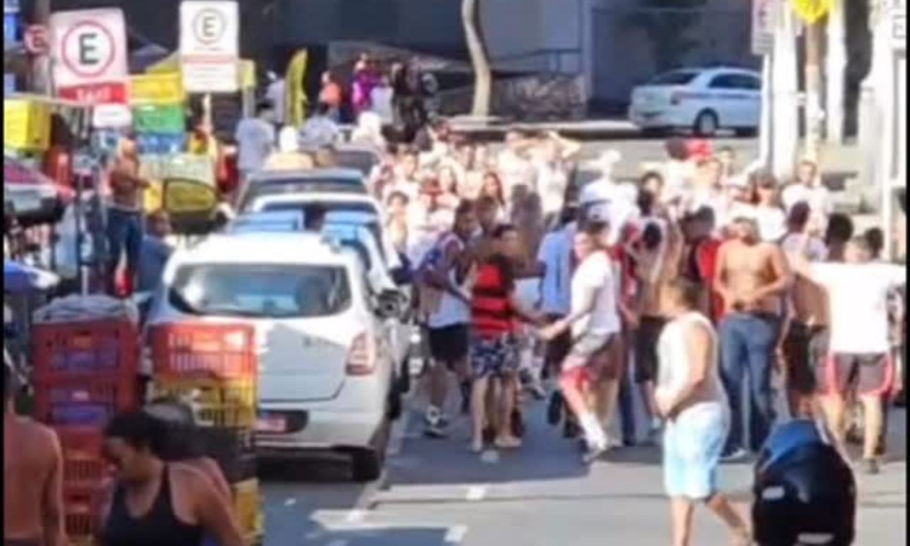 Briga entre organizadas provoca correria e preju&iacute;zo a ambulantes em Salvador.Foto: Reprodu&ccedil;&atilde;o