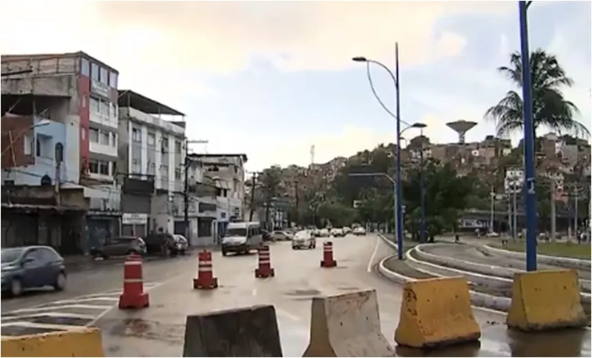Trânsito na Av. Vasco da Gama segue bloqueado após vazamento de adutora