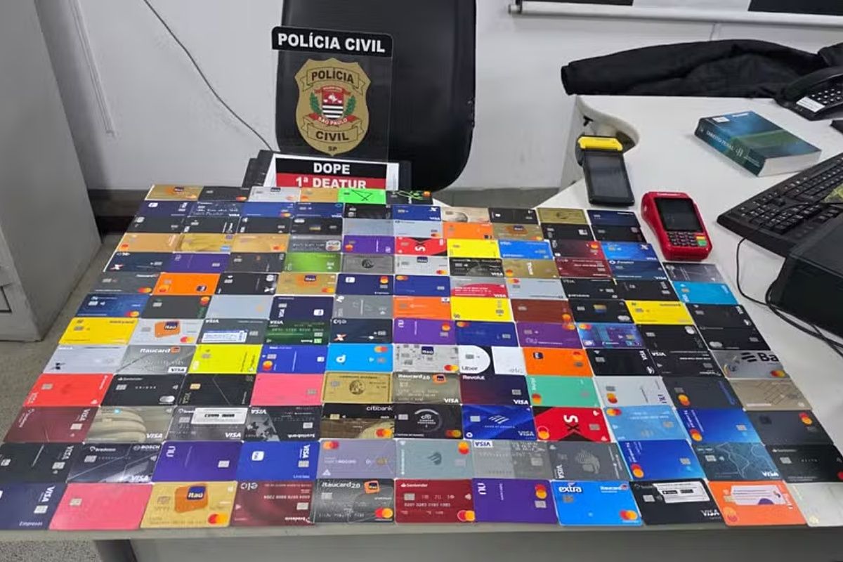 Ambulantes s&atilde;o presos com 135 cart&otilde;es de banco durante show de Djavan. Foto: PCSP