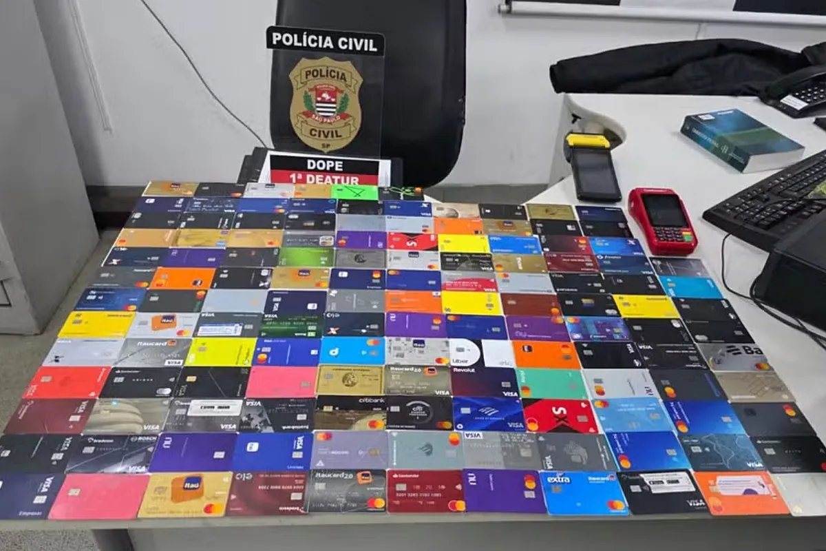 Ambulantes são presos com 135 cartões de banco durante show de Djavan