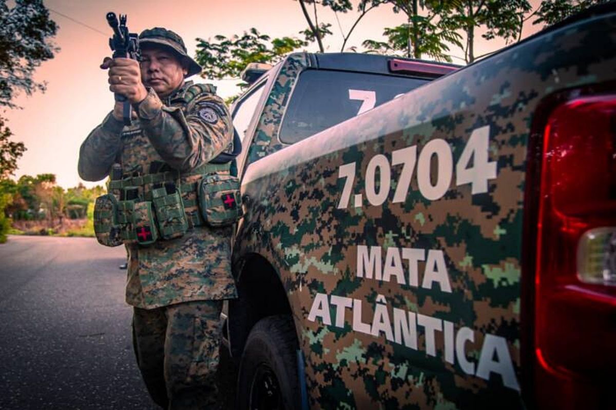 Durante confronto com PMs da Cipe/Mata Atlântica, dois suspeitos morreram e um fuzil foi apreendido em Eunápolis. Foto: PMBA