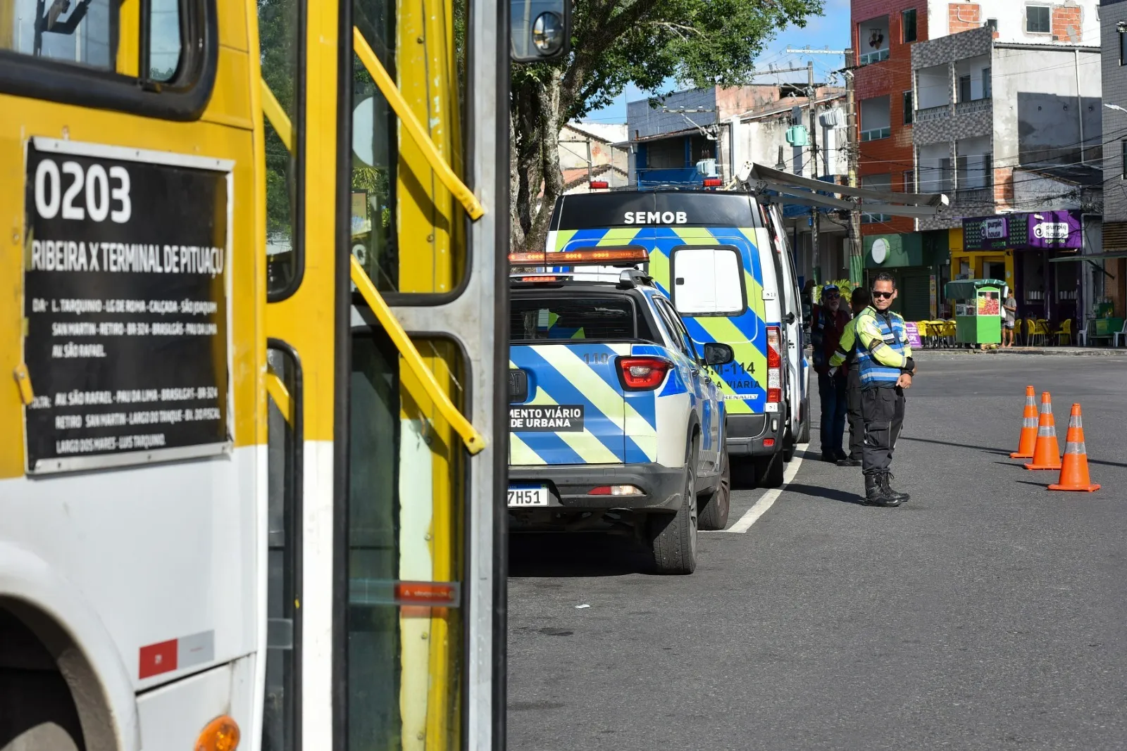 Motoristas de ônibus passam por blitz de alcoolemia na Ribeira, em Salvador