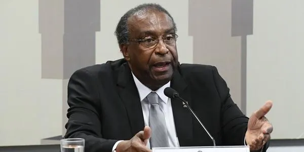 Governo já procura nomes para substituir Decotelli no MEC após títulos de doutorado serem contestados, diz site