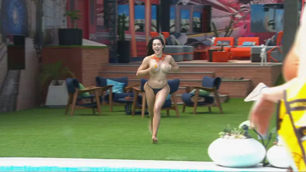 VÍDEO: após Paredão, Jordana paga promessa e pula pelada na piscina do BBB 26