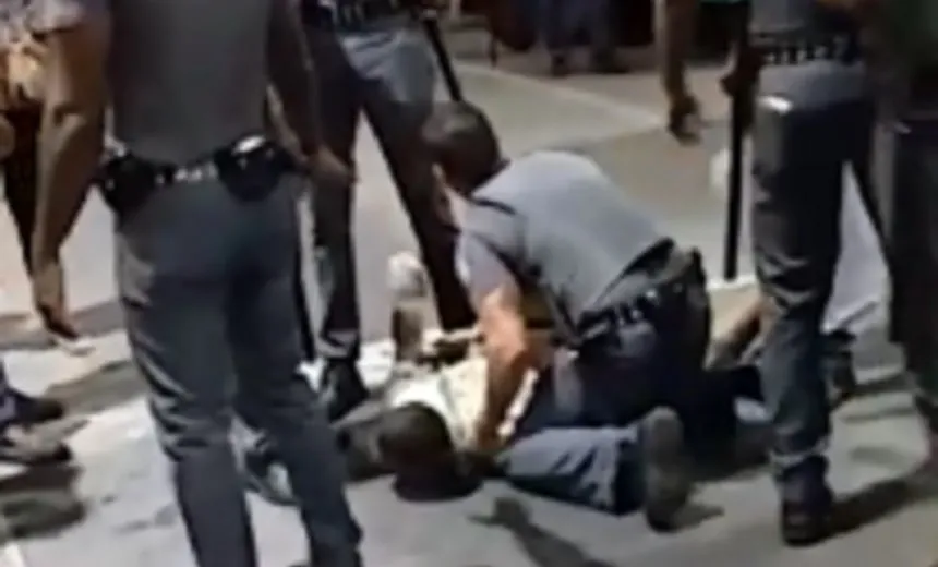 Vídeo mostra homem sendo agredido por seguranças na Estação Pirajá; assista