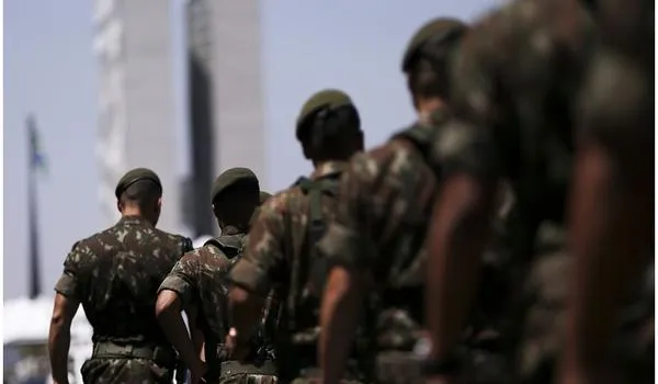 Casos da Covid-19 mais que dobram em nove dias entre militares; quatro morreram vítimas da doença 