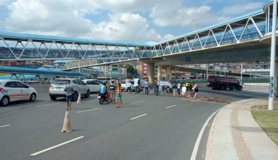 Protesto trava Avenida Tancredo Neves, na altura do Shopping da Bahia