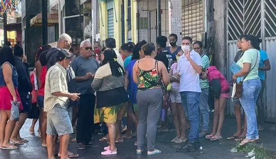 Mulher passa frio e vento forte da madrugada para recadastrar CadÚnico no Subúrbio de Salvador  