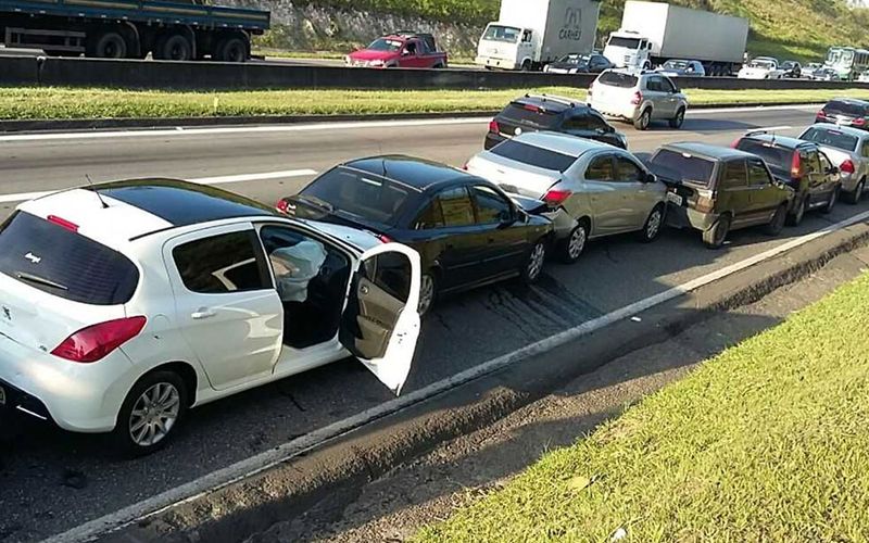 Manter uma dist&acirc;ncia segura do ve&iacute;culo &agrave; frente &eacute; uma das principais formas de evitar um engavetamento principalmente em vias de grande fluxo como a Avenida Paralela/Foto: Reprodu&ccedil;&atilde;o&nbsp;