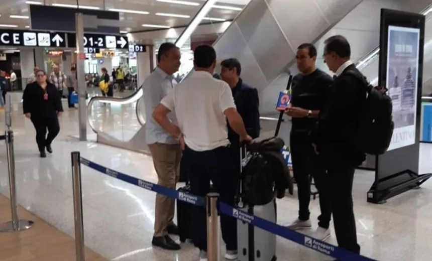 ACM Neto e Rui Costa são flagrados em clima descontraído em aeroporto de Roma