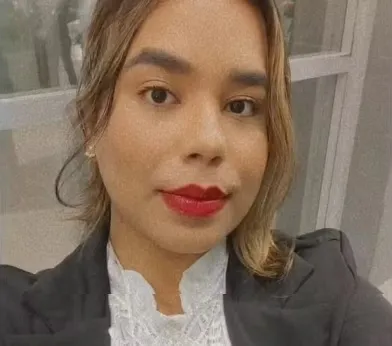 Advogada colide moto com caminhão da coleta de lixo e morre em Itabuna