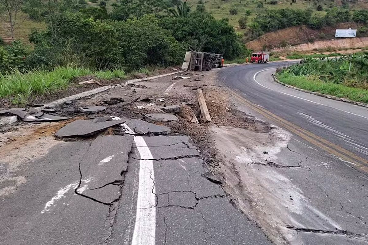 Asfalto da BR-101 racha ap&oacute;s caminh&atilde;o tombar na pista; motorista ficou ferido. Foto: TV Santa Cruz
