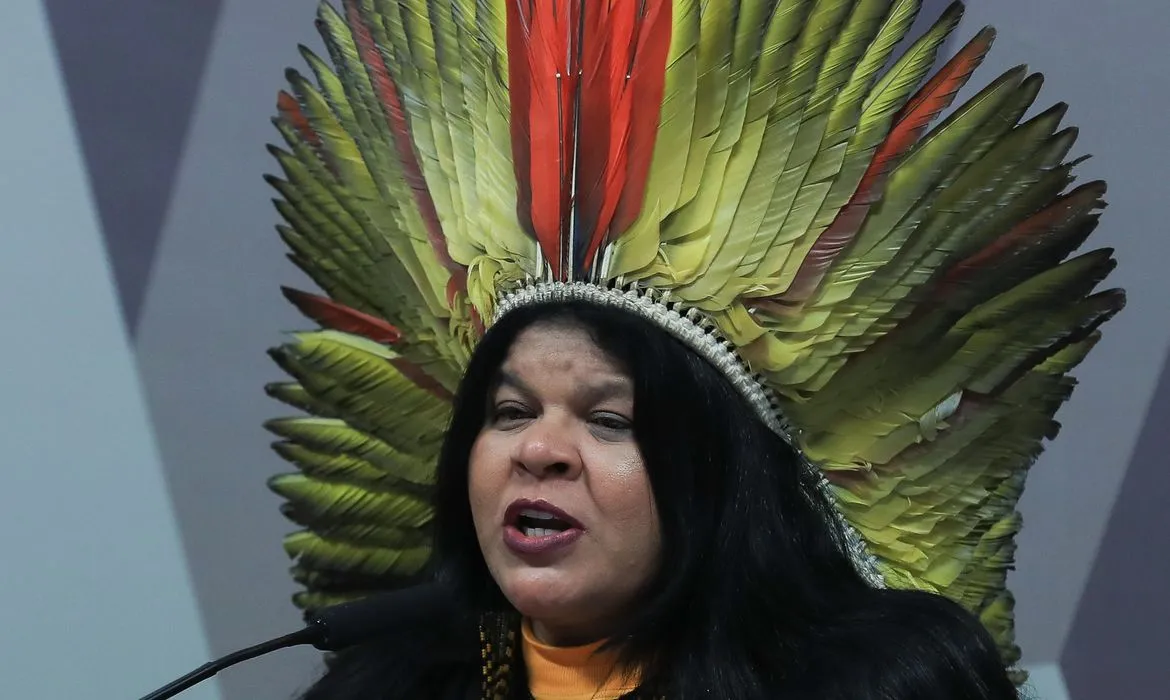 Sônia Guajajara apresenta melhoras, mas segue internada na UTI, em SP