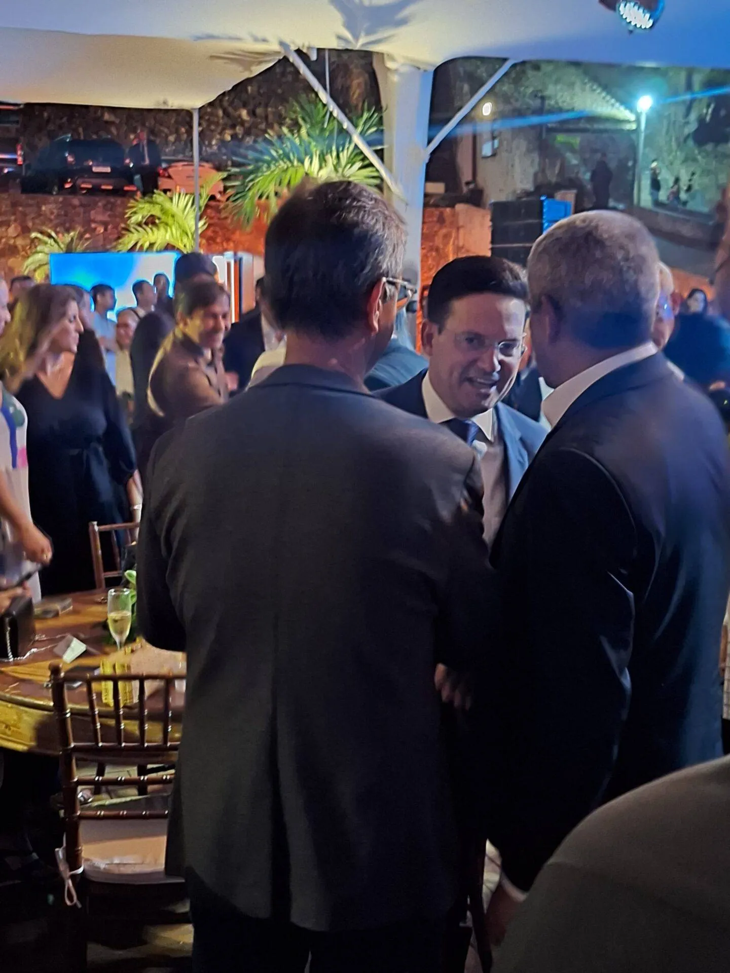 Rivais em 2022, João Roma e Jerônimo têm papo amistoso em evento