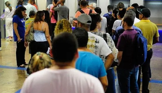 Dois grupos passam a ser prioritários para tomar a vacina contra a Covid-19