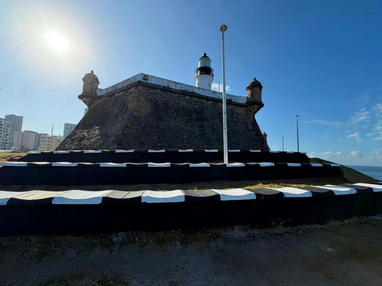 Farol da Barra ganha arquibancada para público assistir ao pôr do sol; veja como ficou