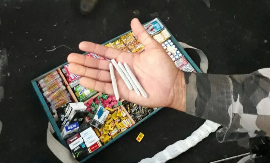 “ATÉ TU, BRUTUS?”: Ambulantes são flagrados com drogas no Carnaval; PM suspeita de tráfico