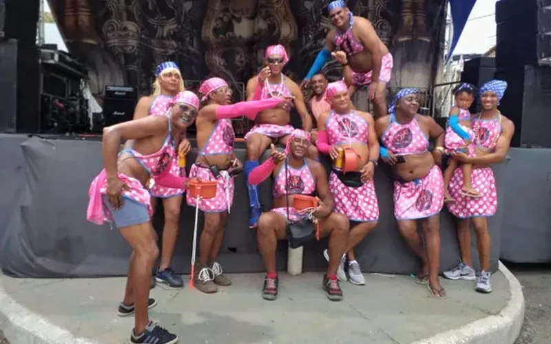 O “baba de saia” é uma manifestação cultural que mistura humor, futebol e crítica social, sendo considerado por muitos como uma expressão de descontração típica da Bahia/Foto: Reprodução/Redes Sociais