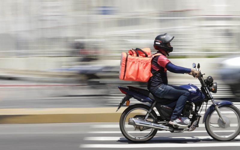 Entregadores de delivery est&atilde;o entre os profissionais mais expostos a acidentes nas rodovias e vias urbanas, devido &agrave;s longas jornadas e &agrave; press&atilde;o por rapidez nas entregas/Foto: Reprodu&ccedil;&atilde;o&nbsp;