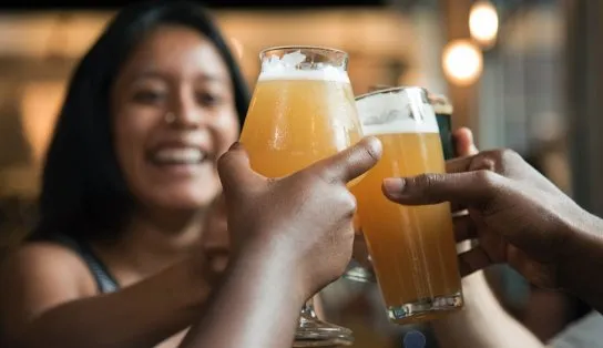 Rende mais no trabalho quem sai para beber e fofocar com os colegas, diz estudo