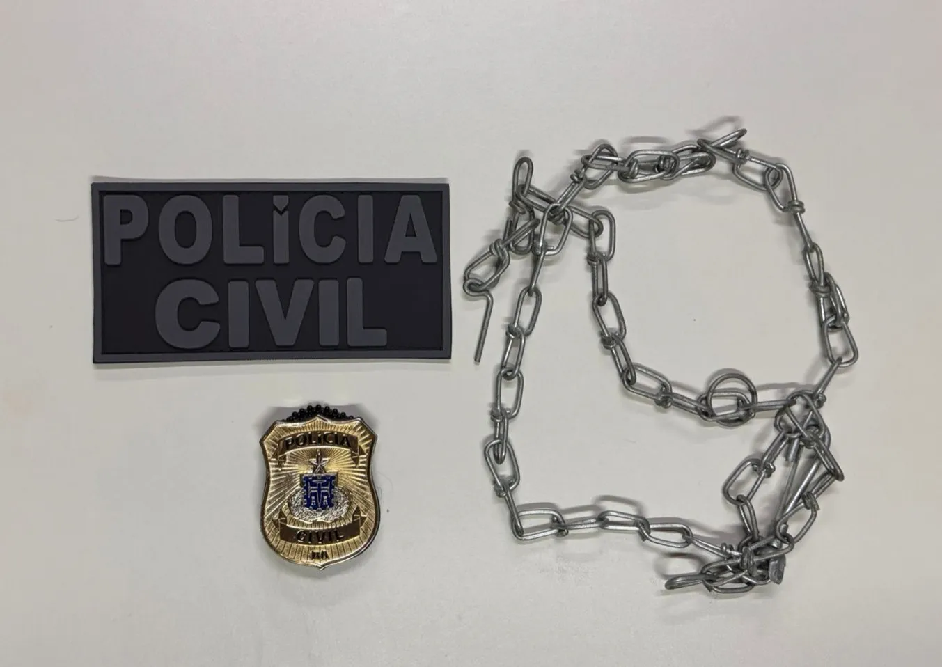 Mulher é encontrada acorrentada pelo pescoço em cativeiro na Bahia