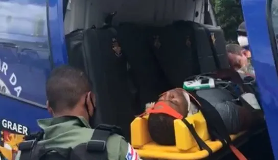Vídeo: trabalhador da TV Aratu é socorrido por helicóptero após ser atropelado em Simões Filho; motorista fugiu 