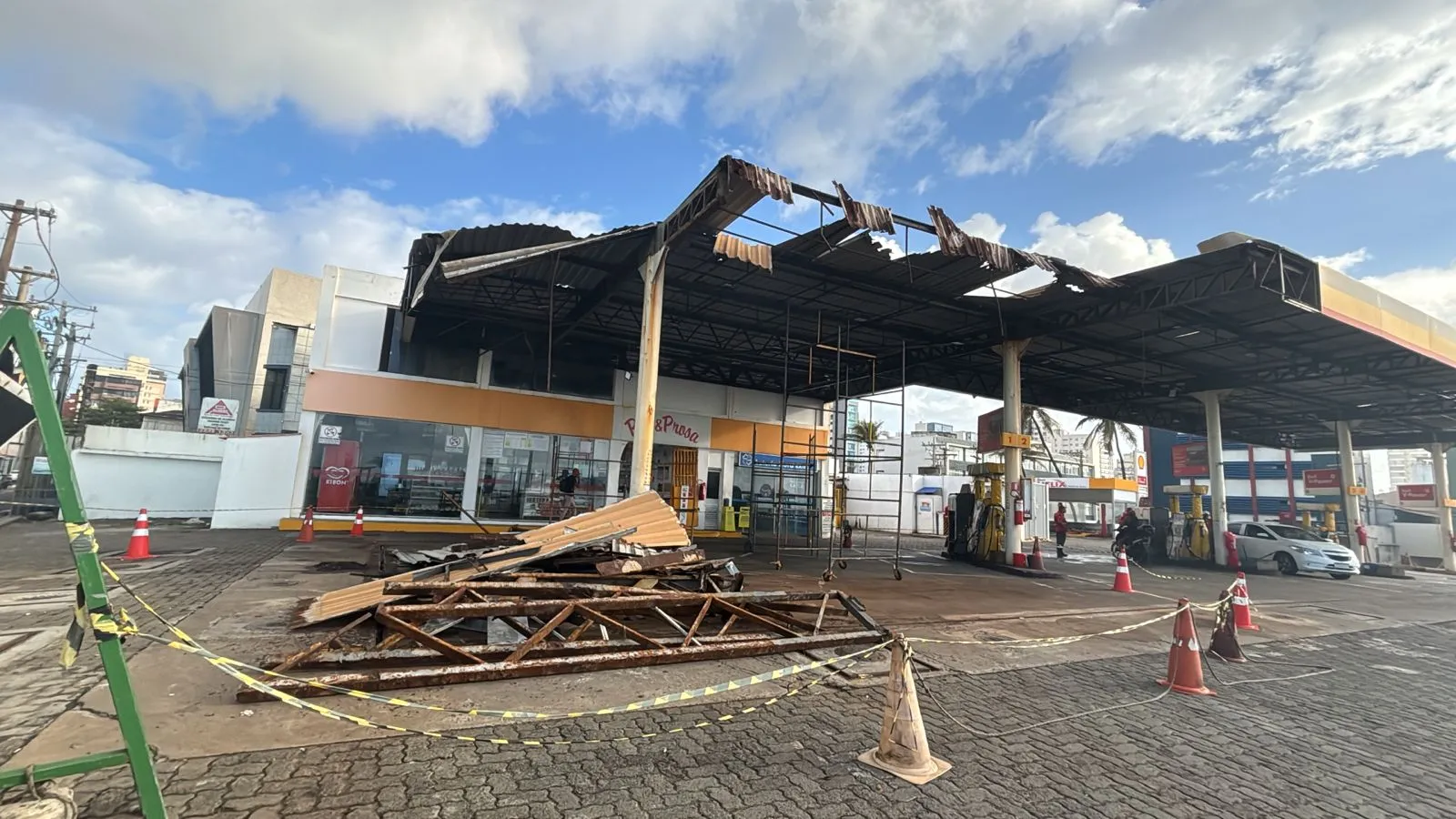 Parte da cobertura de posto de combustíveis desaba na Pituba