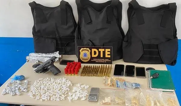 Foragido da justiça preso com drogas e armas após ser flagrado dirigindo veículo com restrição de roubo