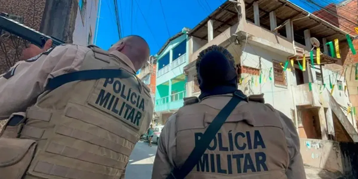 Opera&ccedil;&atilde;o da Pol&iacute;cia Militar em Cama&ccedil;ari terminou com um traficante morto e um policial baleado durante troca de tiros na Regi&atilde;o Metropolitana de Salvador  