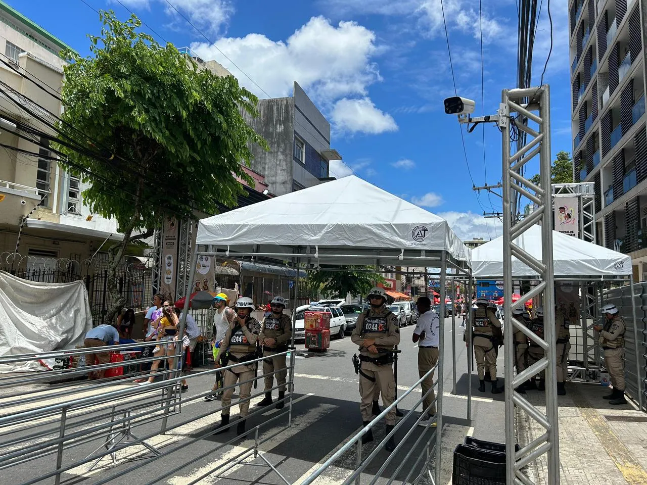 Homem e mulher são socorridos após receberem agulhadas no Carnaval de Salvador