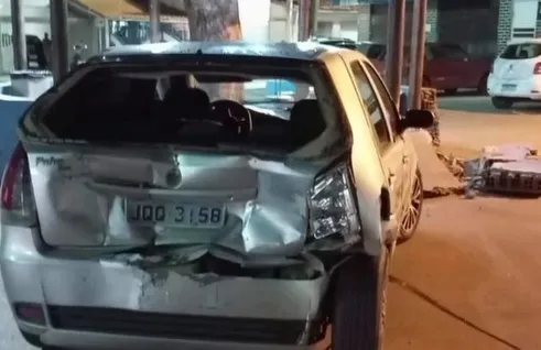 Com sinais de embriaguez, motorista bate em carros e destrói mureta na Bahia